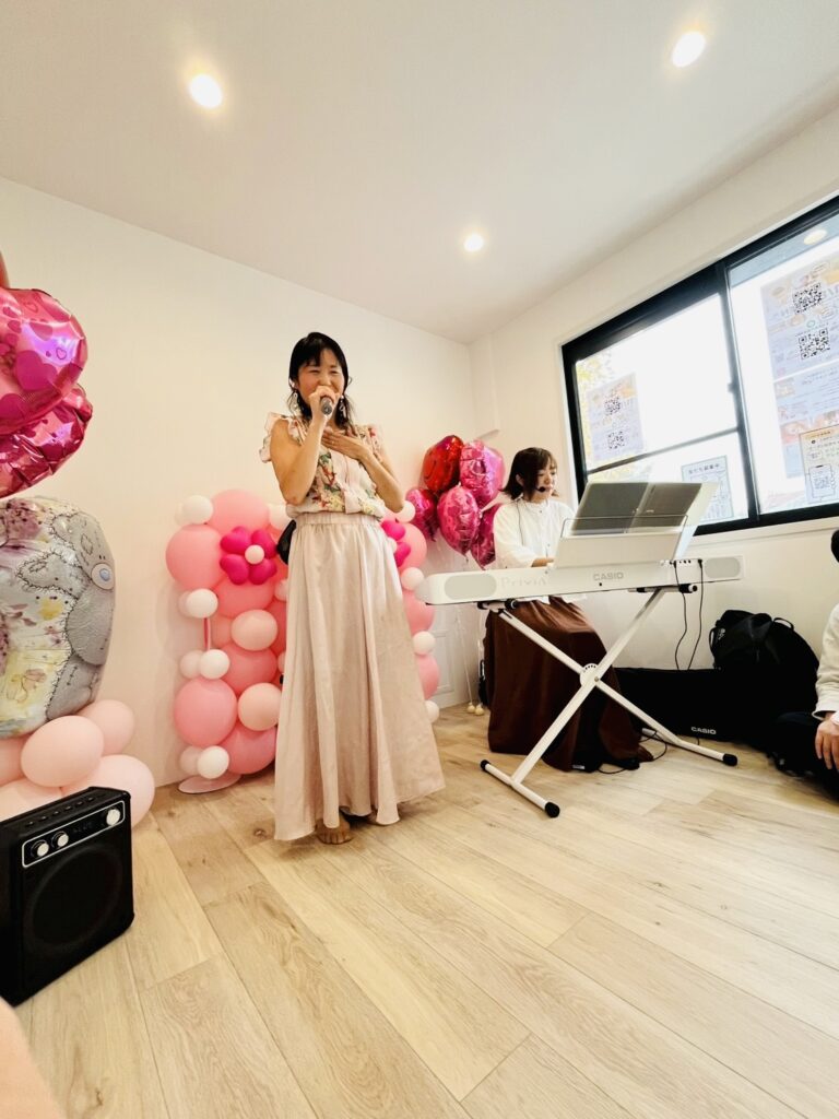 武蔵新城ボーカルクラスの講師による地域コンサートの様子