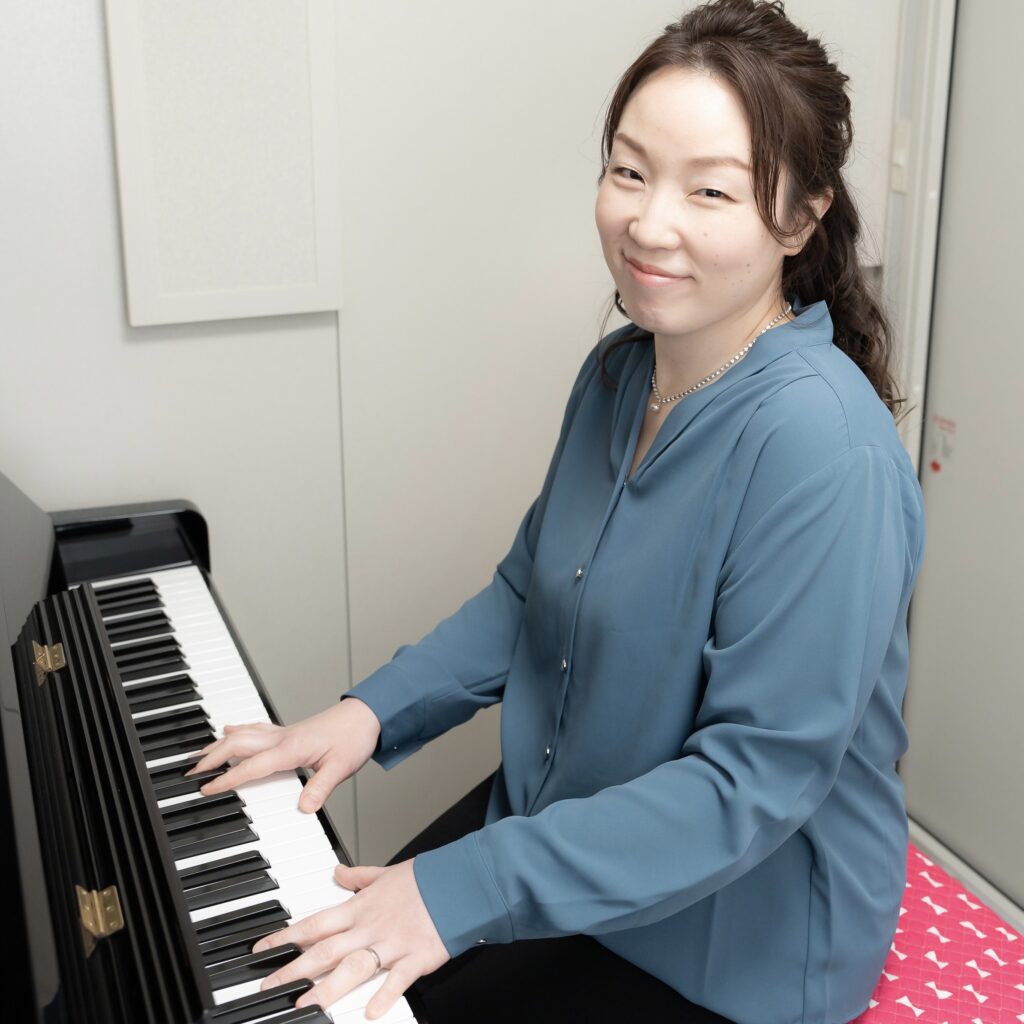金曜日ピアノクラスの担当は高橋沙都子先生です