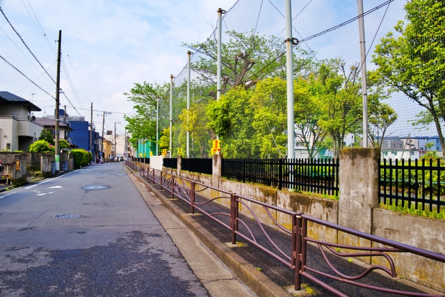 武蔵新城の街並みを歩く子どもの後ろ姿のイメージ写真