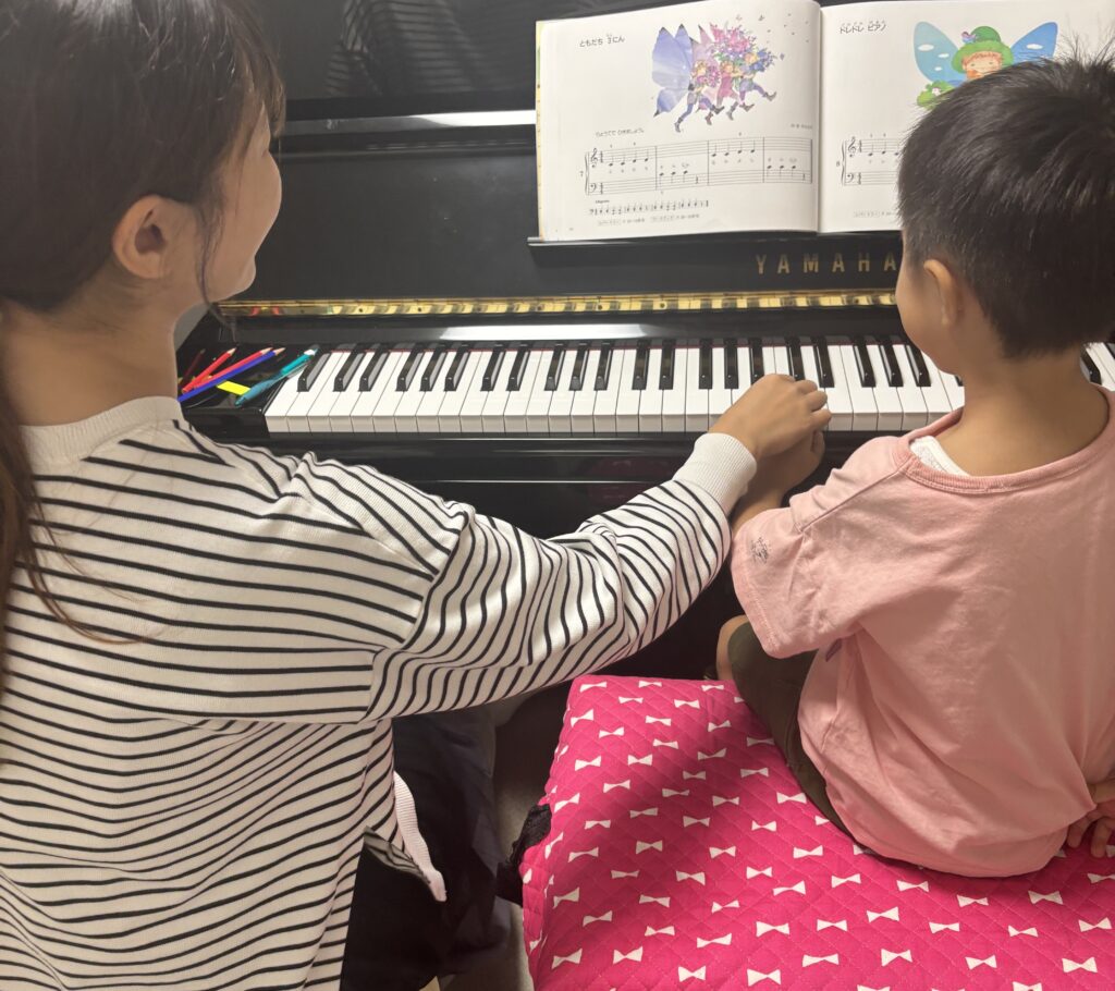 鍵盤を弾く指の使い方なども、導入時から優しく教えています