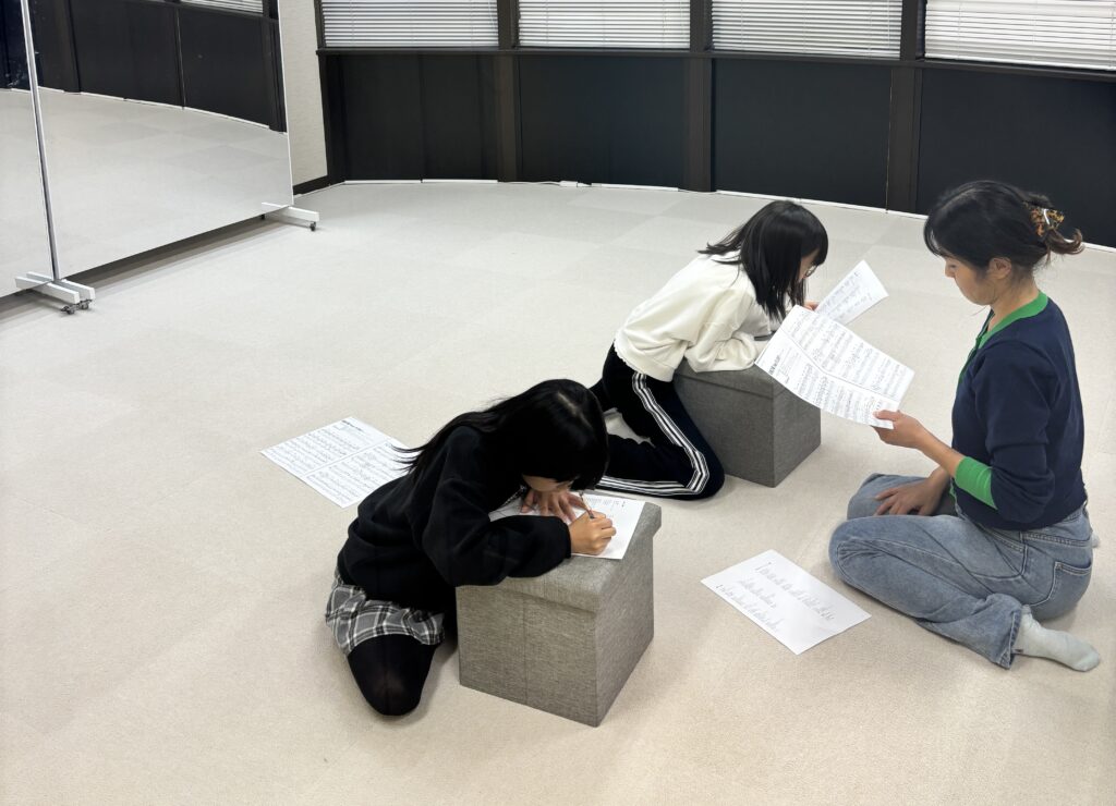 新曲の歌詞確認中