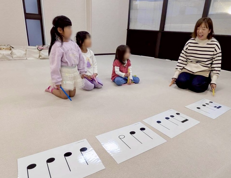 リトミックで音符を学ぶ幼児さん