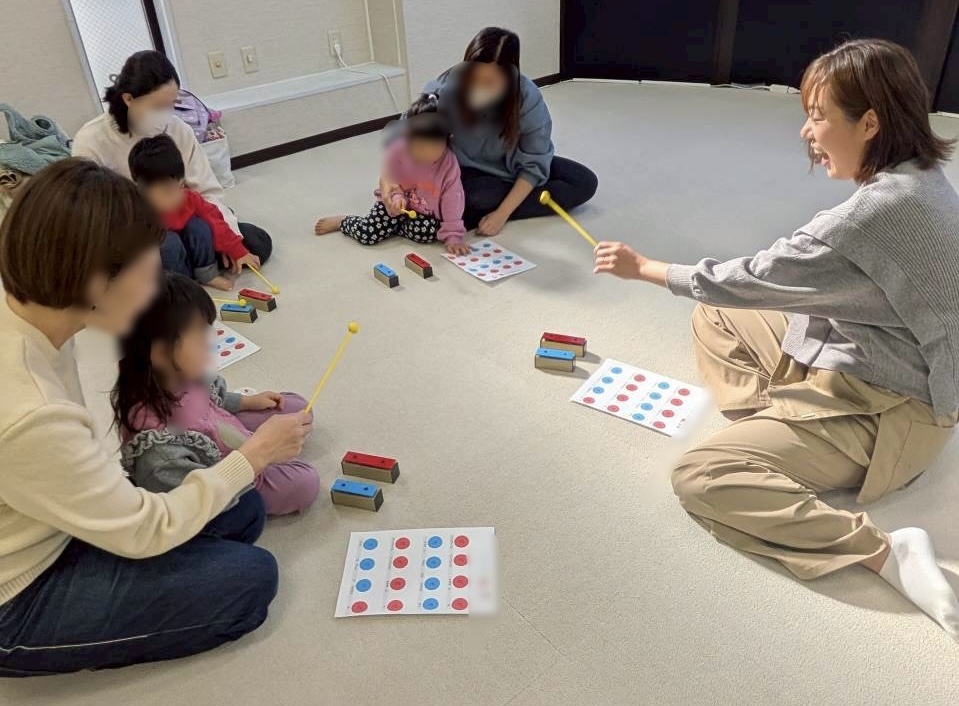 リトミックでグロッケンを演奏する２歳児さんの様子