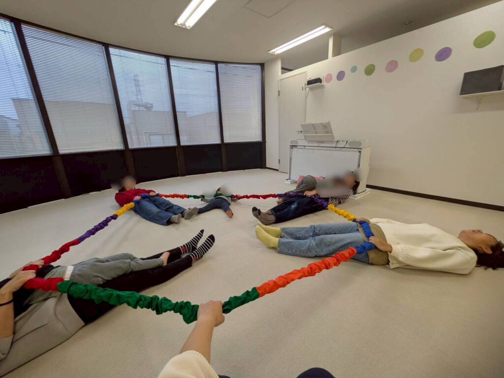 リトミックの活動でドリームバンドの活動をする子どもたちの様子２