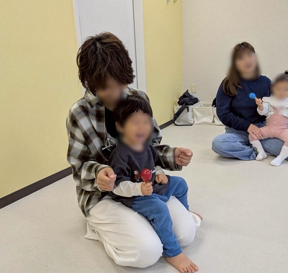 リトミックレッスンでマラカスを鳴らす子どもたちの様子