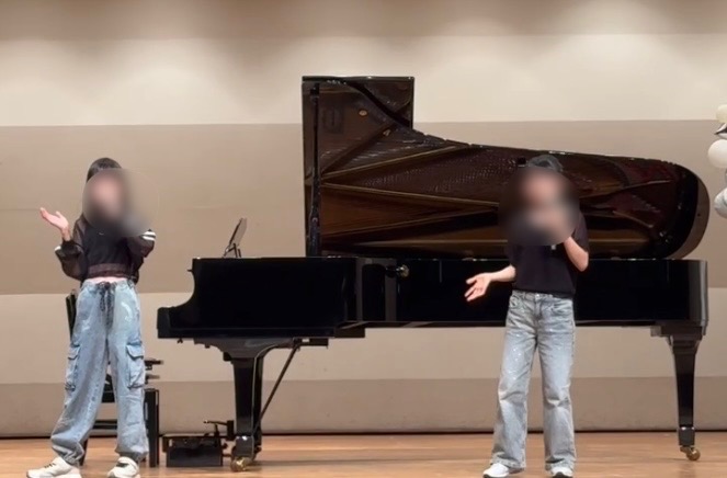 ボーカルクラスの発表会でパフォーマンスをする小学生の様子