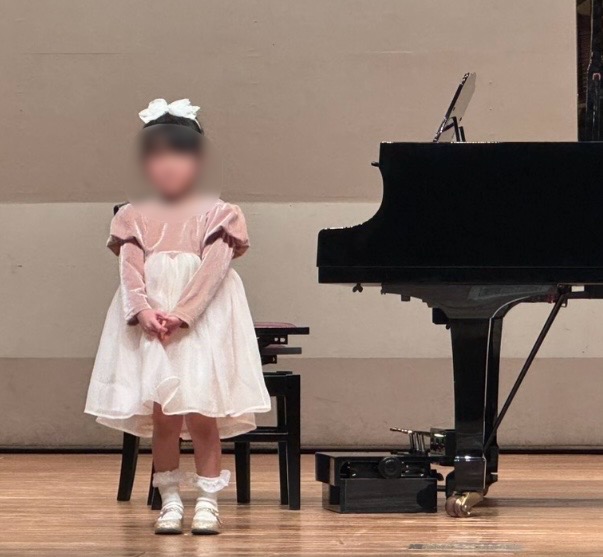 第１回ピアノ＆ボーカルクラス発表会でステージに立つ女の子の様子