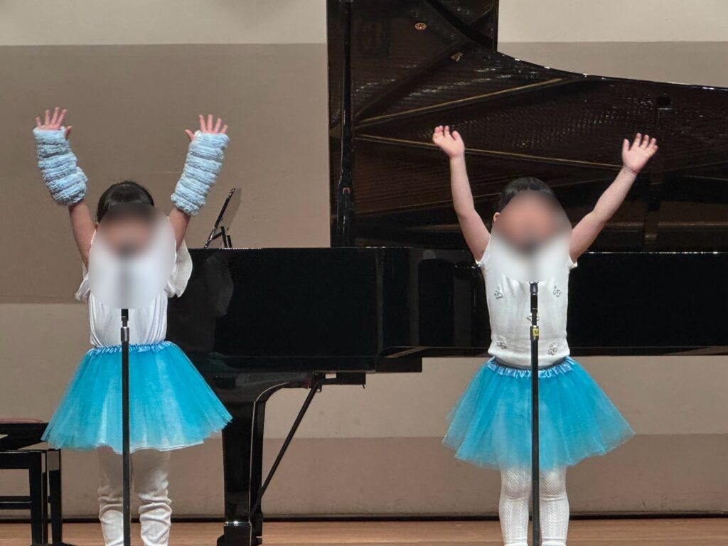 ボーカルクラスの発表会でパフォーマンスをする幼児さんの様子