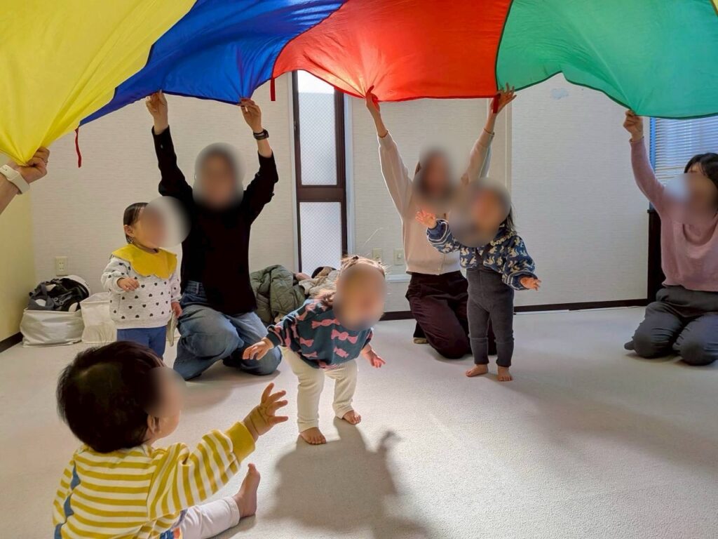 武蔵新城のリトミック教室で感触素材に触れる幼児活動