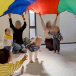 武蔵新城のリトミック教室で感触素材に触れる幼児活動