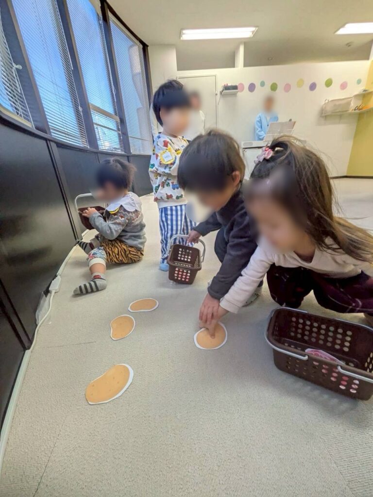 武蔵新城のリトミックレッスンで拍子を聞き分けながらお買い物をする子どもたちの様子