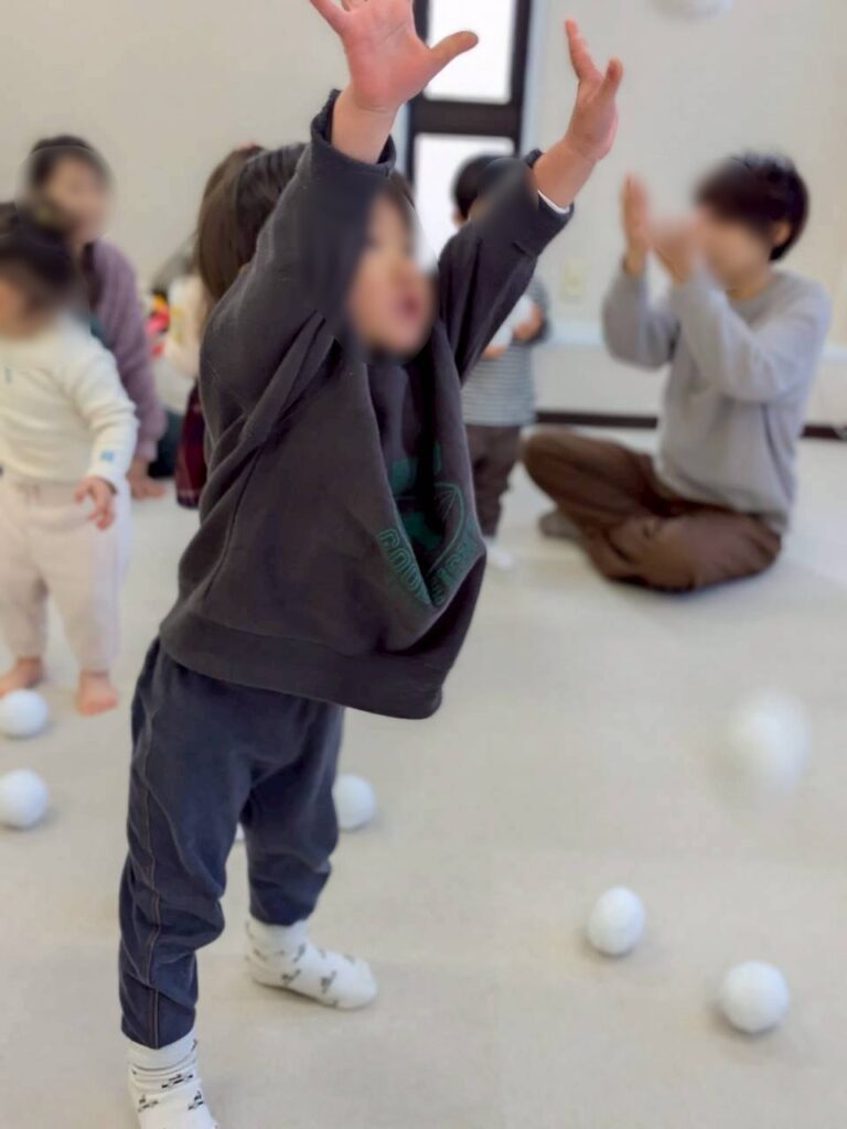 武蔵新城のリトミックレッスンで雪玉を投げる子どもの様子