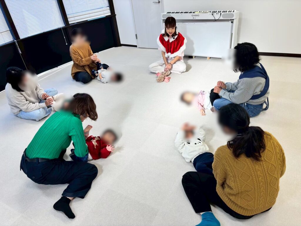 クリスマス親子deダンスを楽しむ親子の様子