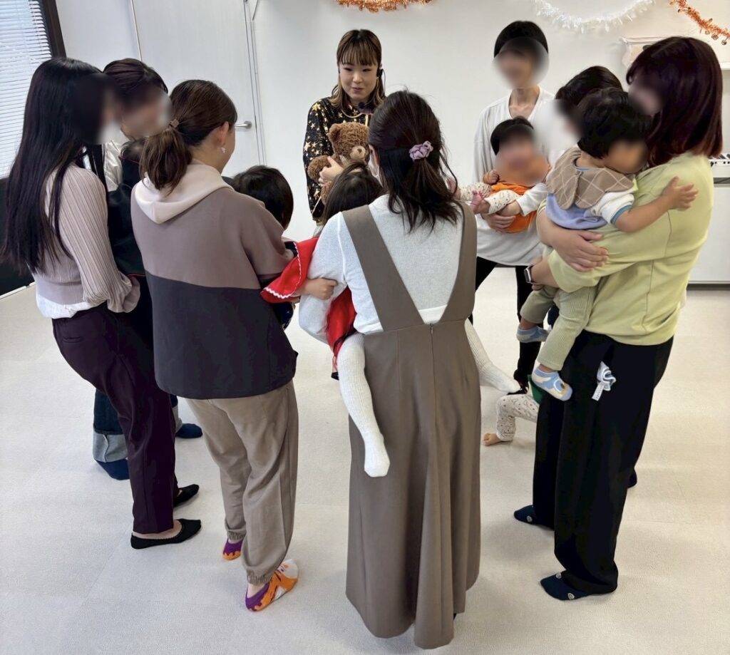 トイロミュージックのハロウィン親子deダンスで円になって笑顔な親子の様子