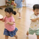 リトミックでタンブリンを鳴らす子どもたちの様子