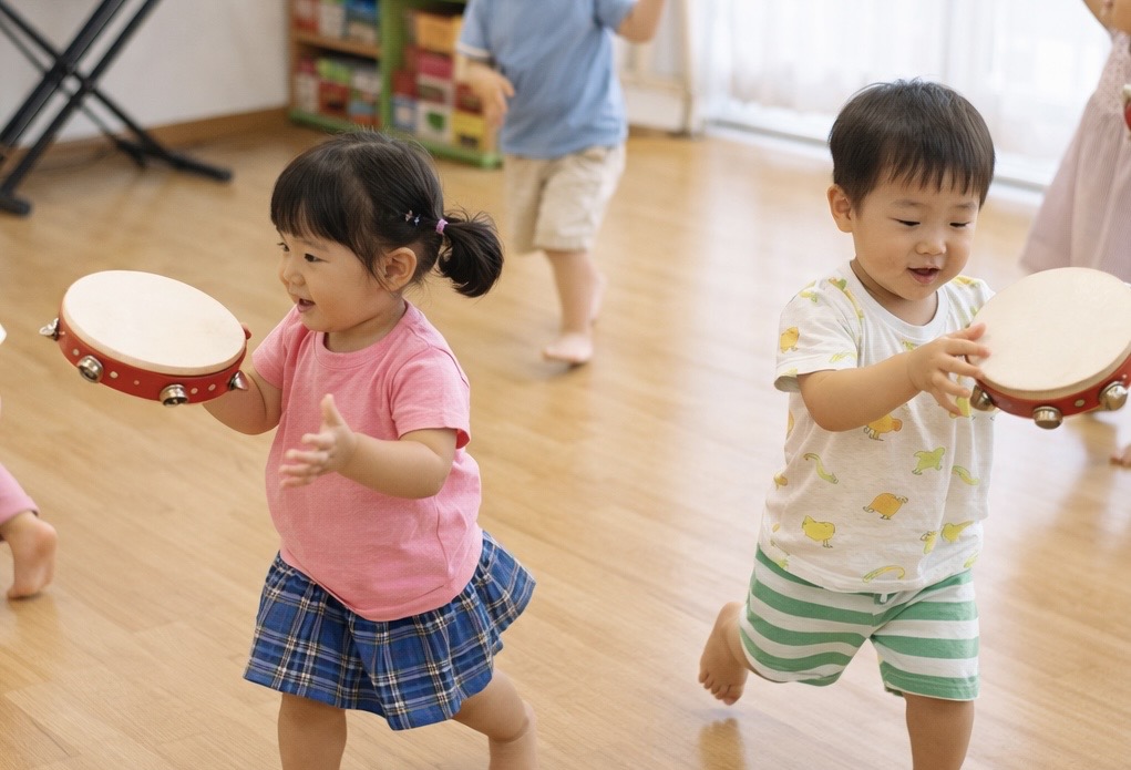 リトミックでタンブリンを鳴らす子どもたちの様子