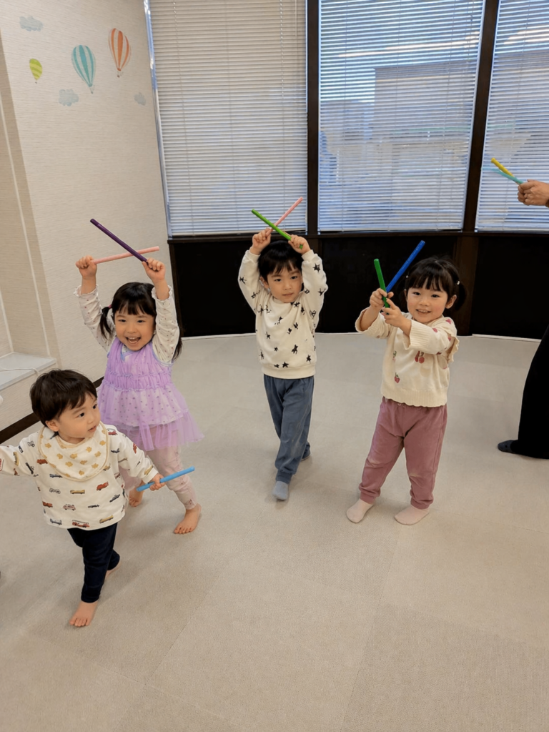 リズムをスティックで鳴らす活動