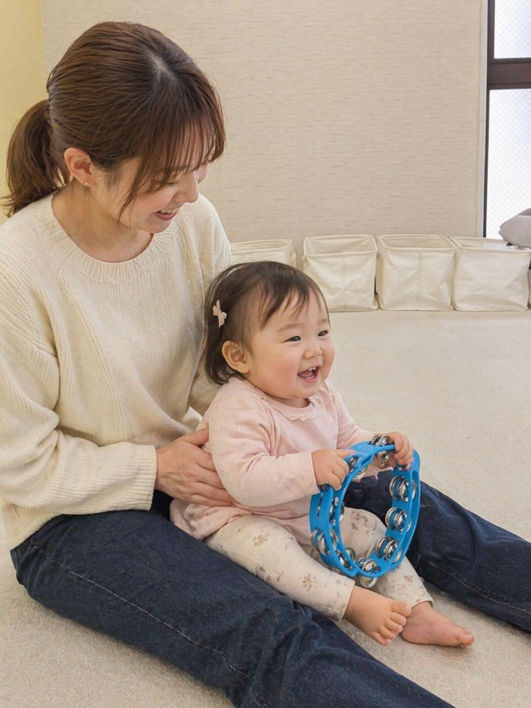 武蔵新城のベビーリトミックレッスンで親子がふれあう様子