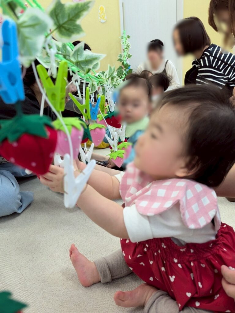 武蔵新城のベビーリトミックレッスンでイチゴを掴む様子
