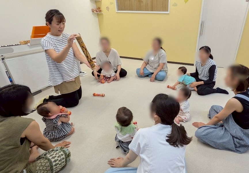 武蔵新城のベビーリトミックレッスンでレインスティックを体験している様子