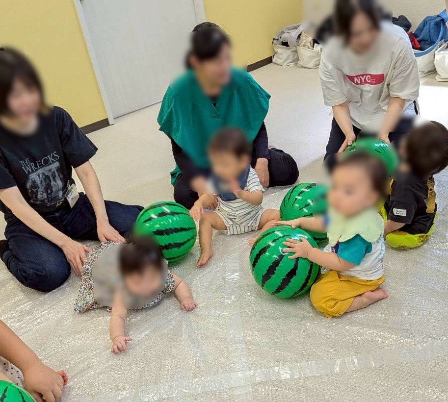 武蔵新城のベビーリトミックレッスンで夏をテーマに遊ぶ様子