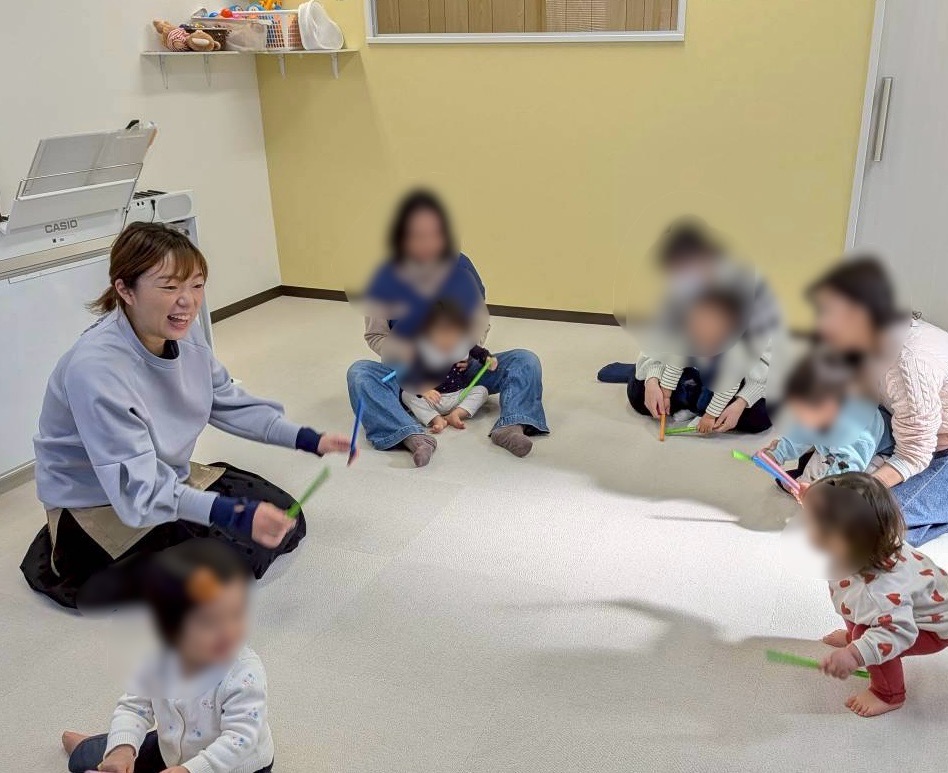武蔵新城のベビーリトミックレッスンで音の高さの違いを表現している様子