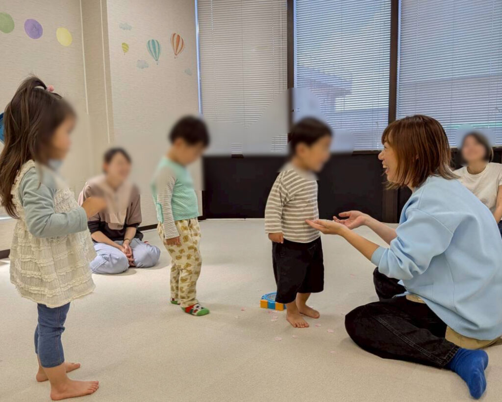 子どもと講師がコミュニケーションを楽しむ様子