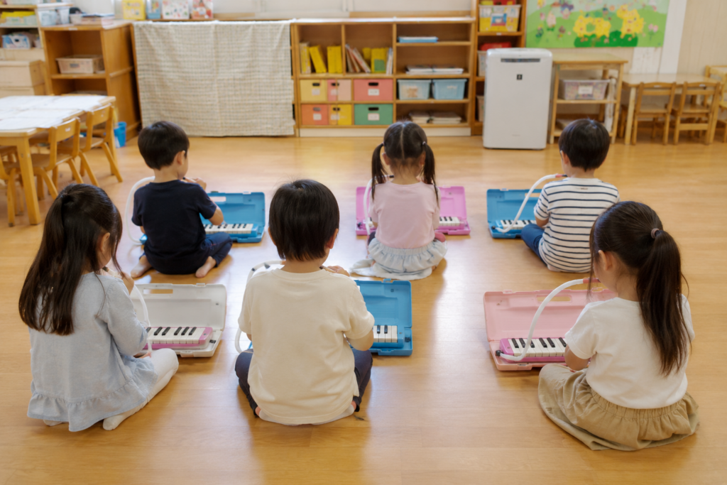 年長さんで鍵盤ハーモニカを演奏しているイメージ写真