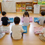 年長さんで鍵盤ハーモニカを演奏しているイメージ写真
