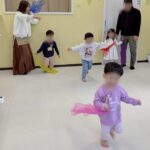 リトミック年少さんのスカーフ活動の様子