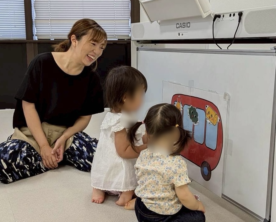 子どもたちが自分で挑戦する様子を見守る武蔵新城のリトミックレッスン