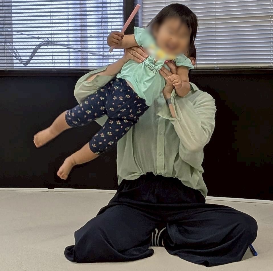 親子のふれあいたっぷりで笑顔あふれる武蔵新城リトミックのレッスンの様子