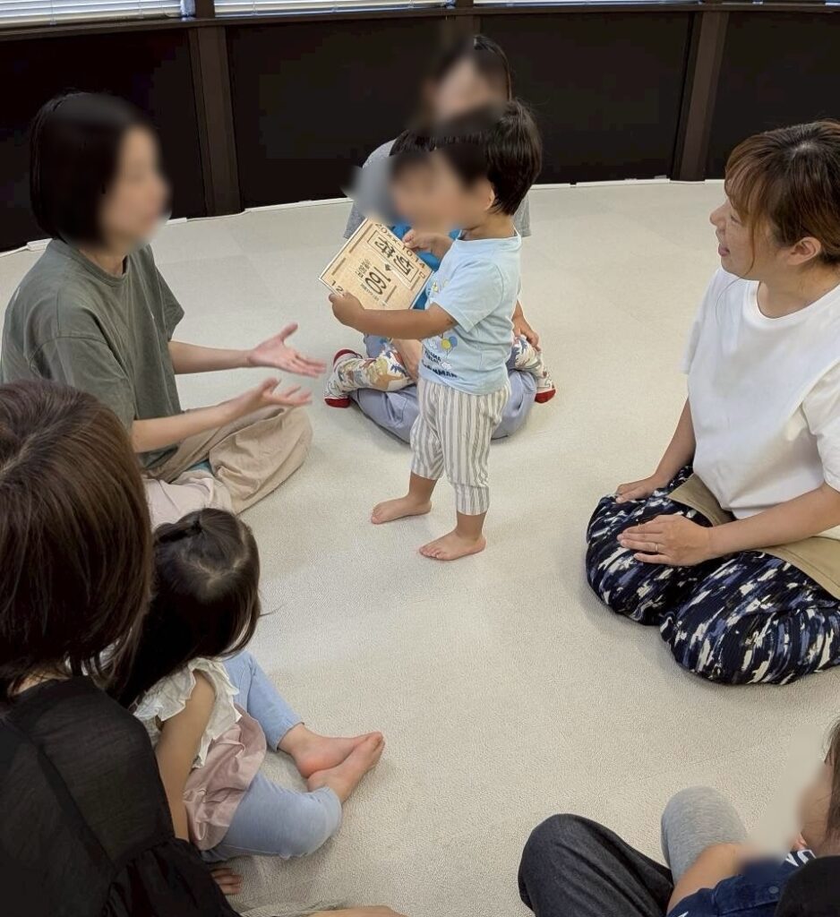 おともだちの存在を意識した活動を取り入れる武蔵新城トイロミュージックリトミックレッスンの様子