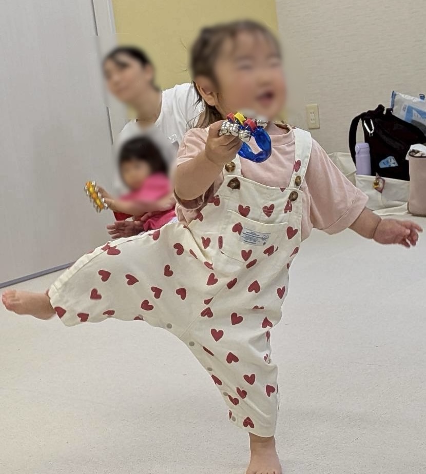 音楽を全身で感じるリトミックレッスン中の1歳児さん
