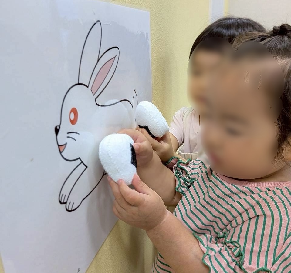 思いやりがあふれる1歳児のリトミックレッスンです