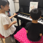 小学生男子のピアノレッスンの様子